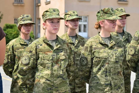 VINKOVCITreći nara&scaron;taj ročnika započeo je temeljno vojno osposobljavanje (TVO) u vojarnama Oružanih snaga Republike Hrvatske, a prvi put i u vojarni 5. gardijske brigade Slavonski sokolovi u Vinkovcima. Od ukupno 1000 ročnika i ročnica, 300 će se obučavati u Kninu, 400 u Požegi, 200 u Slunju i prvi put 100 u Vinkovcima.kolovoz 2026.