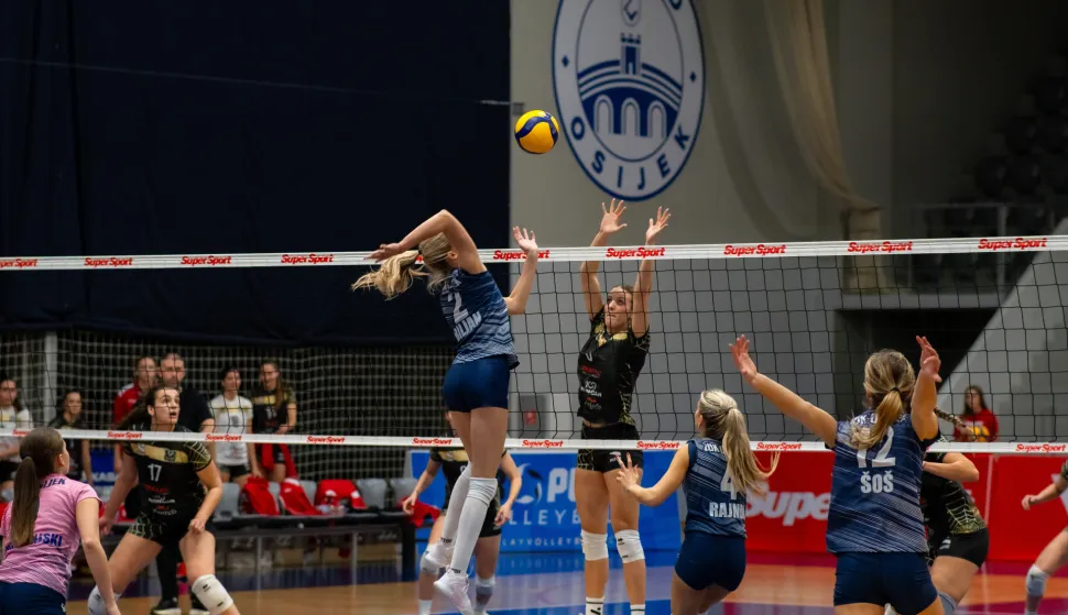 Osijek, 11. 10. 2025., Dvorana Gradski vrt, Superliga Supersport, ŽOK Osijek, HAOK Mladost Zagrebodbojka; igračice; odbojka&scaron;ice; superliga; supersport; utakmica; odbojka&scaron;ki klub