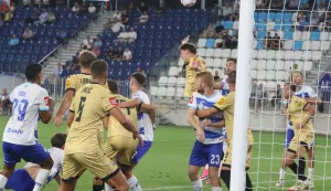 Osijek, 15. 08. 2026, Opus Arena, nogomet, SuperSport Hrvatska nogomenta liga 2026/27. Osijek - Lokomotiva. Arnen Jakupović (17) skroz desno u pozadini.snmimio GOJKO MITIĆ