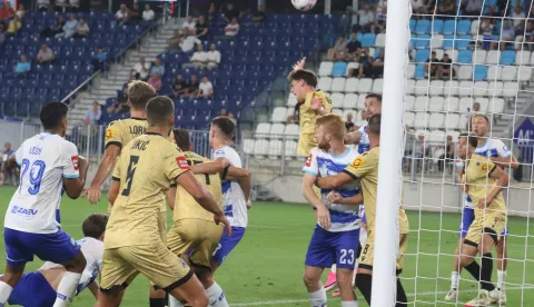 Osijek, 15. 08. 2026, Opus Arena, nogomet, SuperSport Hrvatska nogomenta liga 2026/27. Osijek - Lokomotiva. Arnen Jakupović (17) skroz desno u pozadini.snmimio GOJKO MITIĆ