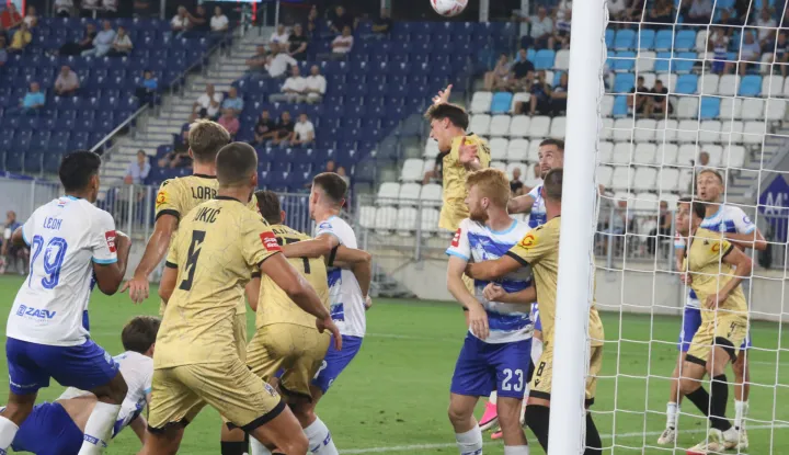 Osijek, 15. 08. 2026, Opus Arena, nogomet, SuperSport Hrvatska nogomenta liga 2026/27. Osijek - Lokomotiva. Arnen Jakupović (17) skroz desno u pozadini.snmimio GOJKO MITIĆ