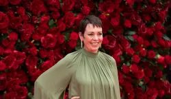 The film's female protagonist, the award-winning actress Olivia Colman, dominates the red carpet thanks to a long green dress and a mischievous wind (Photo by CRISTINA MASSEI/ipa-agency.net/IPA/Sipa USA) Photo: IPA/SIPA USA