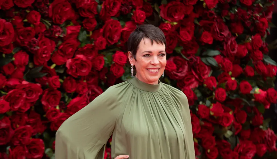 The film's female protagonist, the award-winning actress Olivia Colman, dominates the red carpet thanks to a long green dress and a mischievous wind (Photo by CRISTINA MASSEI/ipa-agency.net/IPA/Sipa USA) Photo: IPA/SIPA USA