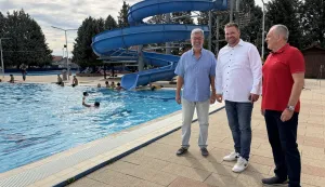ĐAKOVOVi&scaron;e od 300 djece ove će godine biti uključeno u program obuke neplivača na Gradskom bazenu u Đakovu, čime Đakovo jo&scaron; jednom potvrđuje vodeću poziciju u Osječko-baranjskoj županiji po broju polaznika.kolovoz 2026.