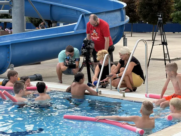 ĐAKOVOVi&scaron;e od 300 djece ove će godine biti uključeno u program obuke neplivača na Gradskom bazenu u Đakovu, čime Đakovo jo&scaron; jednom potvrđuje vodeću poziciju u Osječko-baranjskoj županiji po broju polaznika.kolovoz 2026.