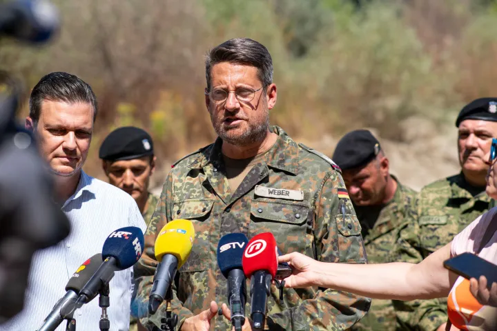 Osijek, 19. 8. 2026., Izvlačenje replike rimskog broda Danuvina Alacris na obali Drave Pukovnik Burkhard Weber; Danuvina Alacris; rimski antički brod; replika antičkog broda; muzejski eksponat; riječno plovilo; MORH; vojska