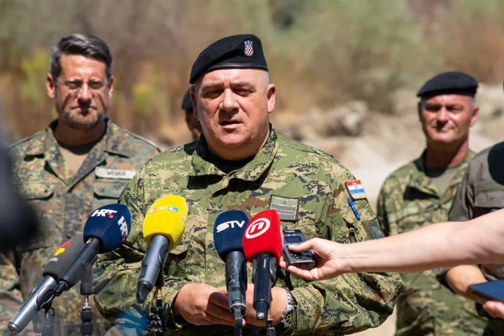 Osijek, 19. 8. 2026., Izvlačenje replike rimskog broda Danuvina Alacris na obali Drave General Valentin Skroza; Danuvina Alacris; rimski antički brod; replika antičkog broda; muzejski eksponat; riječno plovilo; MORH; vojska