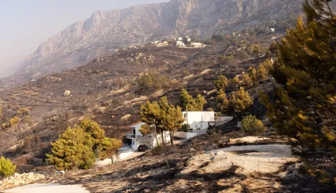 Omi&scaron;, Stanići, Lokva Rogoznica, 14.08.2026. - Požar koji je sinoć planuo u Lokvi Rogoznici pro&scaron;irio se do Omi&scaron;a. U bolnicu je prebačeno preko 20 ozlijeđenih, a nastala je i velika materijalna &scaron;teta.foto HINA/ Miroslav Lelas/ lm
