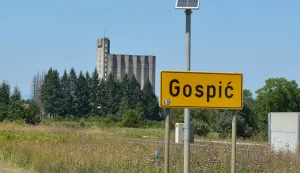 Gospi?, 16.08.2026. - Lokacija nekada?njeg PPK Velebita u Gospi?u, kasnije Plastruktor kamo je vara?dinska tvrtka Tipos Resurs godinama dovozila i odlagala razne vrste opasnog uvoznog otpada. foto HINA/ Mladen VOLARI?/ ik