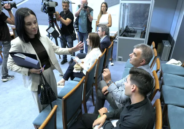 Zagreb,20.08.2026 -- Održana je 33. sjednica Odbora za za&scaron;titu okoli&scaron;a i prirode. Na sjednici je predložen zaključak kojim se Vlada Republike Hrvatske obvezuje odmah započeti trajnu sanaciju odlagali&scaron;ta opasnog otpada u Gospiću, osigurati stalni nadzor oneči&scaron;ćenja podzemnih voda i okoli&scaron;a te o poduzetim mjerama i nalazima izvje&scaron;tavati Hrvatski sabor.Na slici Marija Vučković.Foto HINA/Tomislav Pavlek/tp