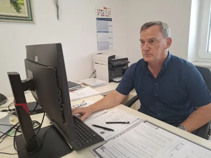 Zavod za hitnu medicinu Vukovarsko-srijemske županije može se pohvaliti da ima, za razliku od mnogih dijelova Hrvatske, dovoljan broj liječnika koji pokrivaju cijelu županiju. Potvrdio je to ravnatelj Zavoda Mladen Karlić dodav&scaron;i kako su u posljednjih godinu i pol dana zaposlili 14 liječnika.kolovoz 2026.Ravnatelj, dr. Mladen Karlić