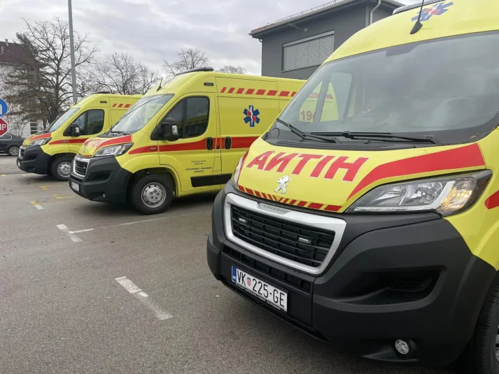 Zavod za hitnu medicinu Vukovarsko-srijemske županije može se pohvaliti da ima, za razliku od mnogih dijelova Hrvatske, dovoljan broj liječnika koji pokrivaju cijelu županiju. Potvrdio je to ravnatelj Zavoda Mladen Karlić dodav&scaron;i kako su u posljednjih godinu i pol dana zaposlili 14 liječnika.kolovoz 2026.Vinkovci - hitna, vozila