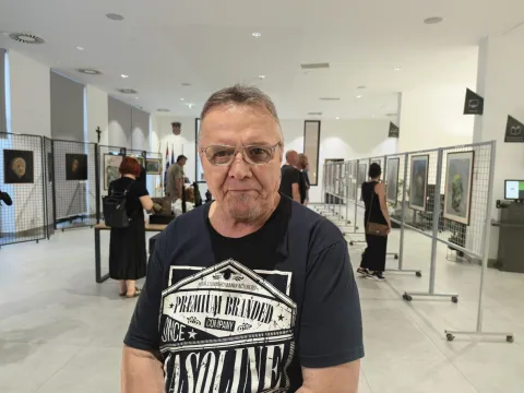 VINKOVCIU predvorju Gradske knjižnice i čitaonice Vinkovci otvorena je izložba "Boje & ritmovi: ono &scaron;to nas veže" dvojca koje Vinkovčani poznaju kao glazbenike jo&scaron; iz 70-ih i 80-ih godina pro&scaron;log stoljeća - Želimira Ivkovića i Željka Mikulića - Korozije. Izloženim skulpturama i slikama pokazali su i svoju drugu umjetničku stranu &ndash; onu koja se izražava kroz boju i oblik.KOLOVOZ 2026.Želimir Ivković