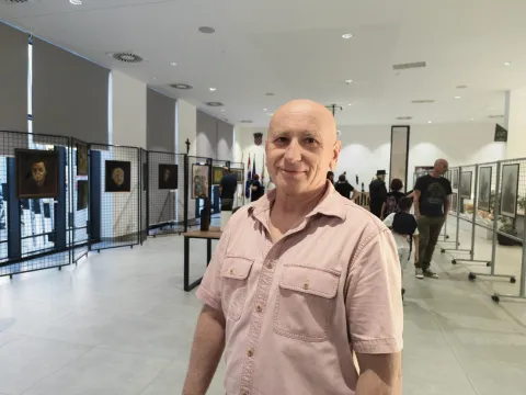 VINKOVCIU predvorju Gradske knjižnice i čitaonice Vinkovci otvorena je izložba "Boje & ritmovi: ono &scaron;to nas veže" dvojca koje Vinkovčani poznaju kao glazbenike jo&scaron; iz 70-ih i 80-ih godina pro&scaron;log stoljeća - Želimira Ivkovića i Željka Mikulića - Korozije. Izloženim skulpturama i slikama pokazali su i svoju drugu umjetničku stranu &ndash; onu koja se izražava kroz boju i oblik.KOLOVOZ 2026.Željko Mikulić - Korozija