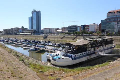 Osijek, 10. 08. 2'026, Zimska luka. Gotovo naukani brod Bijela lađa, i čamci u Zimskoj luci. Ekstremno nizak vodostaj na rijeci Dravi, gotovo svakodnevno se obaraju povjesni rekordi....slobdonjak, ilustracija.snimio GOJKO MITIĆ