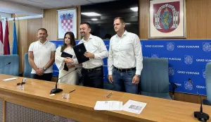 VUKOVARNakon nedavno potpisanog ugovora za pojačano održavanje prometnica u gradskoj četvrti Lužac, u gradskoj su upravi u četvrtak potpisani ugovori za izvođenje radova na Dugoj ulici i Ulici Petra Preradovića, ukupne vrijednosti gotovo 380.000 eura.KOLOVOZ 2026.