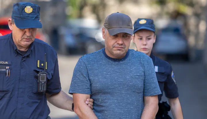 20.08.2026, Pula - Volodymyr Zhuravlov je ukrajinski državljanin i profesionalni ronilac koji je uhićen jučer u Puli, pod sumnjom da je sudjelovao u sabotaži plinovoda Sjeverni tok 2022. godine. Europski nalog za njegovo uhićenje izdalo je Njemačko savezno tužiteljstvo tereteći ga za izazivanje eksplozija, protuustavnu sabotažu i uni&scaron;tavanje infrastrukture. Njemački istražitelji sumnjiče Zhuravlova da je bio dio tima ronioca koji su u rujnu 2022. godine postavili eksploziv na plinovode Sjeverni tok 1 i 2 u Baltičkom moru, blizu danskog otoka Bornholma. Za prijevoz i operaciju navodno je kori&scaron;tena unajmljena jedrilica. Zhuravlov je krajem 2025. godine bio uhićen u Poljskoj. Međutim, poljski je sud je odbio njegovu ekstradiciju Njemačkoj, sve je podržao Doland Tusk izjaviv&scaron;i da izručenje nije u nacionalnom interesu Poljske te da plinovode uopće nije trebalo graditi. S obzirom na to da države članice EU-a izravno rje&scaron;avaju europske naloge za uhićenje, slučaj je trenutačno pred sudom u Puli koji provodi postupak verifikacije identiteta i odlučuje o njegovu izručenju Njemačkoj Photo: Srecko Niketic/PIXSELL