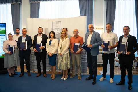 Osijek, 20. 8. 2026., dodjela ugovora za gradnju i adaptaciju vrtićaugovori; vrtći; gradonačelnici; načelnici; gradnja; adaptacija; djeca; županica; demografija