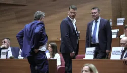 Zagreb,20.08.2026 -- Hrvatski sabor započeo je dvodnevnu izvanrednu sjednicu koju je predsjednik Sabora Gordan Jandroković sazvao na zahtjev predsjednika Republike Zorana Milanovića zbog opasnog otpada nezakonito odloženog na području Gospića i Ličko-senjske županije i zabrinutosti zbog opasnosti za zdravlje ljudi i &scaron;tete za okoli&scaron;.Na slici Sa&scaron;a Đujić,Arsen Bauk i Mirela Ahmetović.Foto HINA/Tomislav Pavlek/tp