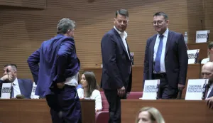Zagreb,20.08.2026 -- Hrvatski sabor započeo je dvodnevnu izvanrednu sjednicu koju je predsjednik Sabora Gordan Jandroković sazvao na zahtjev predsjednika Republike Zorana Milanovića zbog opasnog otpada nezakonito odloženog na području Gospića i Ličko-senjske županije i zabrinutosti zbog opasnosti za zdravlje ljudi i &scaron;tete za okoli&scaron;.Na slici Sa&scaron;a Đujić,Arsen Bauk i Mirela Ahmetović.Foto HINA/Tomislav Pavlek/tp