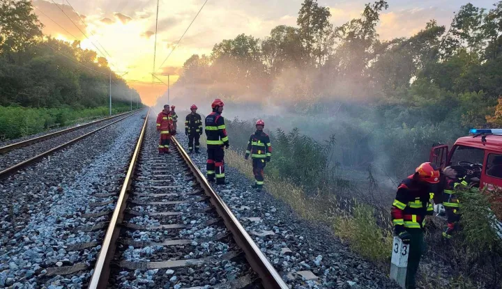 Duž pruge Vinkovci-Tovarnik tijekom kasnih poslijepodnevnih sati u četvrtak do&scaron;lo je do vi&scaron;e požara zbog čega je njome i prekinut promet, a tajnik Stožera Civilne za&scaron;tite Vukovarsko-srijemske županije Ivan Kubiček istaknuo je da su sve raspoložive snage vatrogasaca upućene na teren.