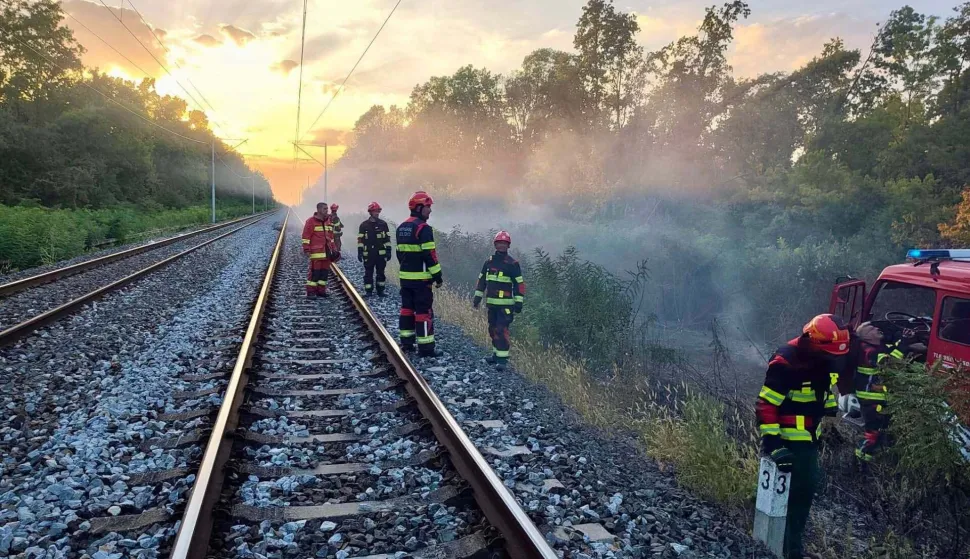 Duž pruge Vinkovci-Tovarnik tijekom kasnih poslijepodnevnih sati u četvrtak do&scaron;lo je do vi&scaron;e požara zbog čega je njome i prekinut promet, a tajnik Stožera Civilne za&scaron;tite Vukovarsko-srijemske županije Ivan Kubiček istaknuo je da su sve raspoložive snage vatrogasaca upućene na teren.