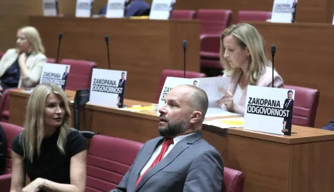 Zagreb,20.08.2026 -- Hrvatski sabor započeo je dvodnevnu izvanrednu sjednicu koju je predsjednik Sabora Gordan Jandroković sazvao na zahtjev predsjednika Republike Zorana Milanovića zbog opasnog otpada nezakonito odloženog na području Gospića i Ličko-senjske županije i zabrinutosti zbog opasnosti za zdravlje ljudi i &scaron;tete za okoli&scaron;.Na slici Sabina Glasovac,Mirela Ahmetović i Sini&scaron;a Hajda&scaron; Dončić.Foto HINA/Tomislav Pavlek/tp
