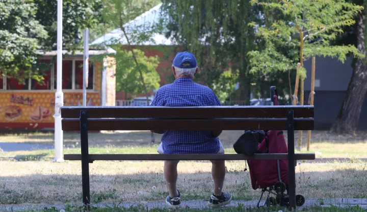 Osijek, 31. 07. 2026, Vrućina, toplotni val, ljudi se ne razne načeine &scaron;tite od vručine, uirovljenik na popratku iz trgovine sklanja se u hladovinu, radnici koji rade na otvorenom, piju puno tekućine, i terase kafića su prazne u najtoplije m dijelu dana... ilustracije, slobodnjaci.snimio GOJKO MITIĆ