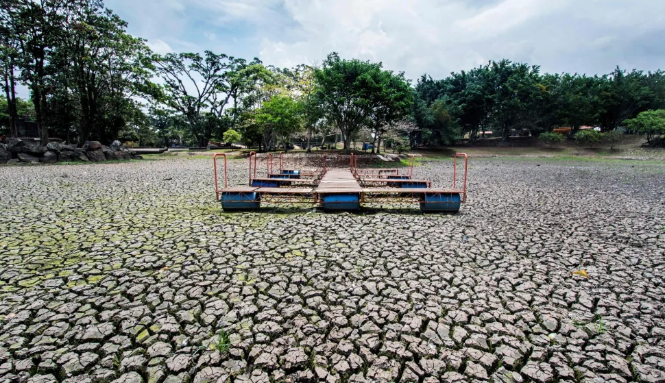 (FILES) View of a dock at the dried lake of the Peace Park in San Jose, on May 14, 2019. The lake was affected by droughts produced by El Nino phenomenon of 2019. There is an 80-percent chance of the warming El Nino phenomenon developing between June and August, increasing the risk of extreme weather events, the World Meteorological Organization said on June 2, 2026. (Photo by Ezequiel BECERRA/AFP)