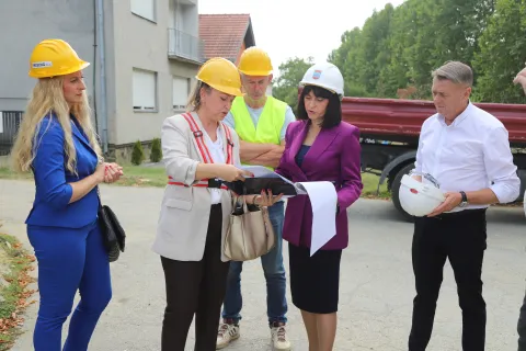 LADIMIREVCI/IVANOVCIGradili&scaron;ta Osnovne &scaron;kole u Ladimirevcima i Područne &scaron;kole Ivanovci u petak je obi&scaron;la županica osječko-baranjska Nata&scaron;a Trami&scaron;ak.kolovoz 2026.