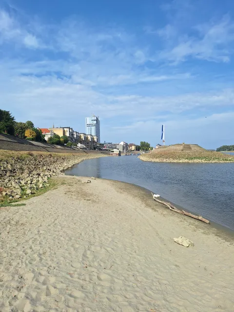 Novonastala plaža na izlasku iz Zimske luke