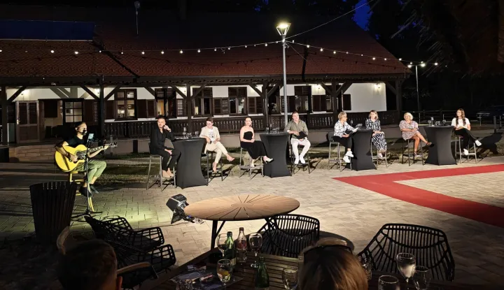 VINKOVCIU ugodnom, rustikalnom ambijentu &Scaron;okačkog stanu nedaleko od Vinkovaca održana je književna večer "PriPoVijetKa na STANU", u sklopu 1. festiVala Kulture na uliCI, u organizaciji Kulturnog centra Vinkovci. Večer je okupila lokalne autore različitih književnih interesa, uz program koji je povezao poeziju, prozu, dramu i glazbu.kolovoz 2026.