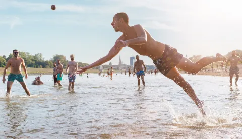 Zagreb, 21.08.2026. - S porukom "Mi vama na more, vi nama na vodu!" Turistička zajednica (TZ) Osječko-baranjske županije pokrenula je novu kampanju kojom poziva Dalmatince i druge ljude s mora da posjete Slavoniju i Baranju gdje uz ostalo na rijekama također mogu zaigrati picigin, izvijestili su u petak iz te TZ. foto HINA/ TZ Osječko-baranjska županija/ tm