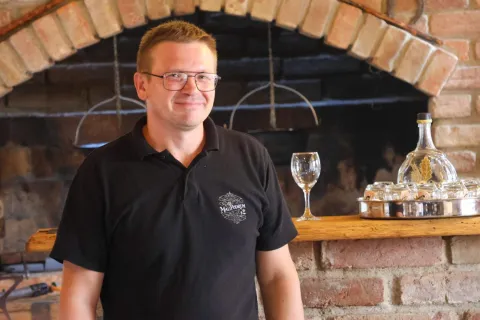 VINKOVCIU sklopu Mederije Ferbežar u Vinkovcima svečano je otvoreno agroturističko izleti&scaron;te Mali podrum, novi prostor obitelji Ferbežar posvećen domaćim okusima, pčelarskoj tradiciji i slavonskom gostoprimstvu.kolovoz 2026.