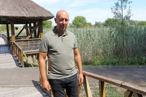 /Galerija/ Kopački rit u krizi zbog ekstremne su&scaron;e: Kanali presu&scaron;uju, odsječen je od Dunava, ali brodovi i dalje plove jezerima