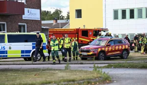 Police officers and rescue services work at the scene where an attacker with a sword wounded several people at a high school in Fagersta, central Sweden on August 21, 2026. At least three were wounded after an attacker with a sword entered a high school in central Sweden, authorities said, while media reported the perpetrator had been shot by police. "An assailant armed with a sword has entered Brinellskolan and wounded several people," the Fagersta municipality said in a statement, adding the assailant had been detained by police. Aftonbladet newspaper reported that a person wielding a machete had been shot by police. (Photo by Fredrik SANDBERG/TT NEWS AGENCY/AFP)/Sweden OUT