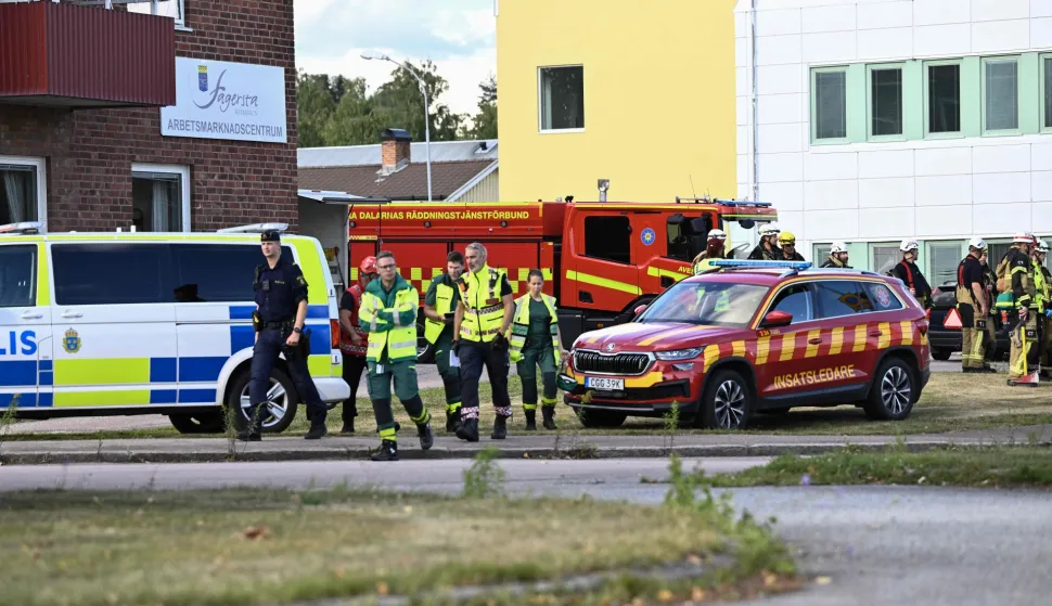 Police officers and rescue services work at the scene where an attacker with a sword wounded several people at a high school in Fagersta, central Sweden on August 21, 2026. At least three were wounded after an attacker with a sword entered a high school in central Sweden, authorities said, while media reported the perpetrator had been shot by police. "An assailant armed with a sword has entered Brinellskolan and wounded several people," the Fagersta municipality said in a statement, adding the assailant had been detained by police. Aftonbladet newspaper reported that a person wielding a machete had been shot by police. (Photo by Fredrik SANDBERG/TT NEWS AGENCY/AFP)/Sweden OUT