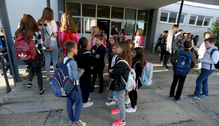 snimio Davor KIBEL,Osijek, 04.09.2017. O&Scaron; Vladimira Becića, PU osječko-baranjska i Slavonski radio - Akcija Po&scaron;tujte na&scaron;e znakove, Prvi dan nastave u osnovnim &scaron;kolama, prva&scaron;ići, učenici, prvi dan &scaron;kole, nastava, osnovna &scaron;kola