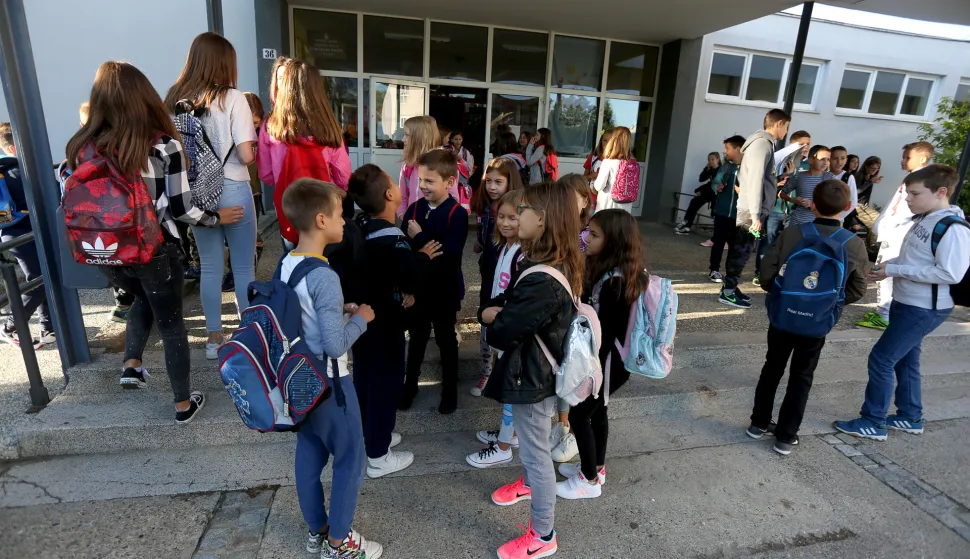 snimio Davor KIBEL,Osijek, 04.09.2017. O&Scaron; Vladimira Becića, PU osječko-baranjska i Slavonski radio - Akcija Po&scaron;tujte na&scaron;e znakove, Prvi dan nastave u osnovnim &scaron;kolama, prva&scaron;ići, učenici, prvi dan &scaron;kole, nastava, osnovna &scaron;kola