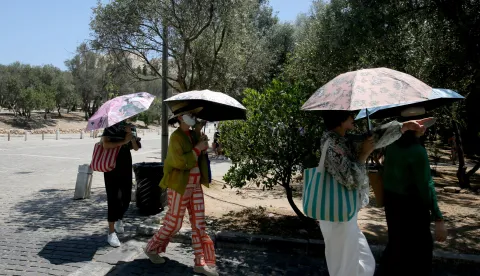 epa12200838 Tourists stroll around the Acropolis amid a heatwave in Athens, Greece, 27 June 2025. Very high maximum temperatures are expected, in places over 40 degrees Celsius, on 27 June, according to the latest forecast data from the National Observatory of Athens. EPA/ALEXANDROS VLACHOS
