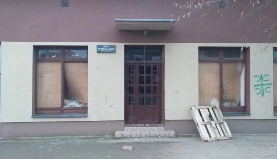 novi slankamen hrvatski dom razbijena stakla