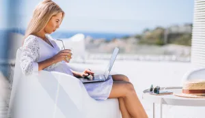 Young woman working on laptop on a vacationSve vi&scaron;e ljudi nosiposao i&nbsp;na odmor