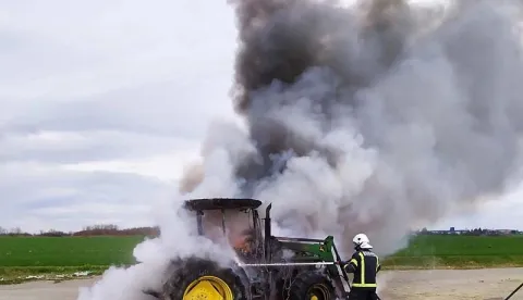 Izgorio traktor u Gospodarskoj zoni Antunovac