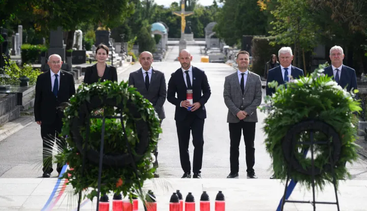 23.08.2026., Zagreb - U povodu obiljezavanja Europskog dana sjecanja na zrtve totalitarnih i autoritarnih rezima, izaslanstvo Vlade RH je na zagrebackom groblju Mirogoju polozilo svijece kod spomenika Glas hrvatske zrtve - Zid boli, na Grobnici narodnih heroja, na grobu Brune Busica, kod Spomen-obiljezja hrvatskim zrtvama Bleiburga i kriznih putova te na grobu prvog hrvatskog predsjednika dr. Franje Tudjmana. U izaslanstvu Vlade bit ce ministar pravosudja, uprave i digitalne transformacije Damir Habijan, ministar rada, mirovinskoga sustava, obitelji i socijalne politike Alen Ruzic, posebni savjetnici predsjednika Vlade Mate Granic i Sara Lustig te drzavni tajnik u Ministarstvu znanosti, obrazovanja i mladih Nikola Mrvac i drzavni tajnik u Ministarstvu obrane Branko Hrg. Photo: Davor Puklavec/PIXSELL