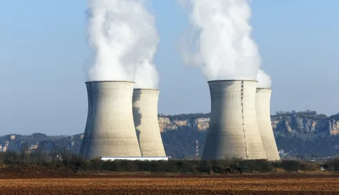 Big chimneys with smoke dimnjak tvornica dim zagađenje elektranafreepik