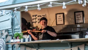"Luksuzno kampiranje s Johnnyjem Vegasom" (Johnny Vegas: Carry on Glamping)