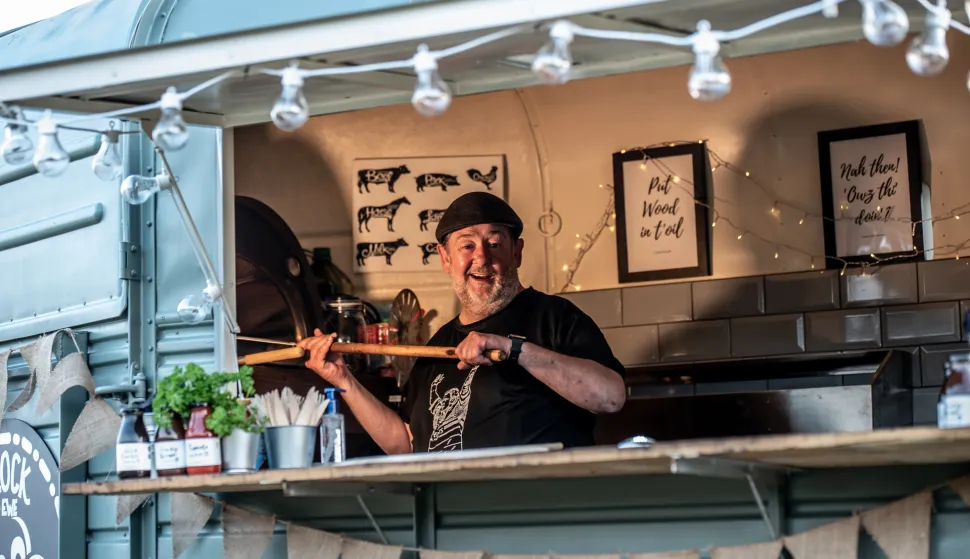 "Luksuzno kampiranje s Johnnyjem Vegasom" (Johnny Vegas: Carry on Glamping)
