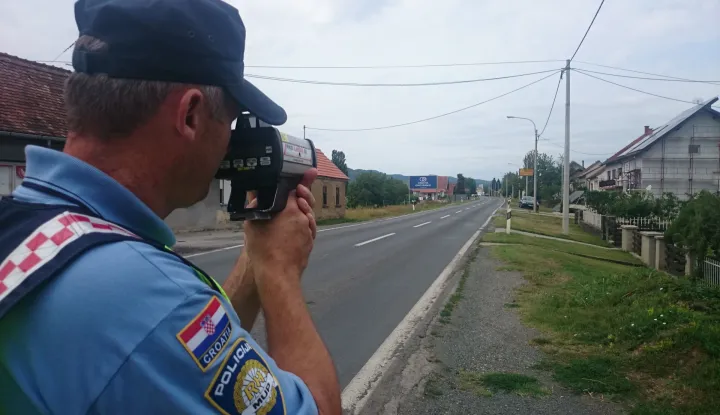 Pred nama je vikend, a s obzirom na trajanje turističke sezone i vrijeme godi&scaron;njih odmora, očekuje se povećana gustoća prometa na svim prometnicama, pa tako i na onim na na&scaron;em području. Stoga bi ponovno svim sudionicima u prometu ukazali na potrebu savjesnog i odgovornog sudjelovanju u prometu uz po&scaron;tivanje prometnih propisa, kako bi se rizik od događanja prometnih nesreća sveo na minimum i jo&scaron; jednom ukazali da su s 1. kolovozom na snazi izmjene Zakona o sigurnosti prometa na cestama od kojih danas izdvajamo:Nove odredbe Zakona o sigurnosti prometa na cestama predviđaju snažnije kažnjavanje počinitelja 8 najtežih prekr&scaron;aja za koje smo detektirali da uzrokuju najveća i najteža stradavanja u prometu, a to su: 1. prekoračenje dozvoljene brzine kretanja u naseljenom mjestu za vi&scaron;e od 50 km/h,2. vožnja u suprotnom ili zabranjenom smjeru na autocesti, brzoj cesti i cesti namijenjenoj isključivo za promet motornih vozila, 3. namjerni prolazak kroz crveno svjetlo, odnosno prolazak kroz crveno svjetlo bez smanjenja brzine, povećanjem brzine ili prolazak kroz dva ili vi&scaron;e crvenih svjetala,4. odbijanje podvrgavanju ispitivanja radi provjere da li u organizmu ima alkohola ili droga,5. vožnja pod utjecajem alkohola iznad 1,5 g/kg i vožnja pod utjecajem droga,6. upravljanje vozilom prije stjecanja prava, 7. upravljanje vozilom dok je vozačka dozvola ukinuta zbog prikupljenih negativnih prekr&scaron;ajnih bodova, 8. upravljanje vozilom dok je vozačka dozvola oduzeta, dok je vozač isključen iz prometa ili mu je izrečena mjera privremenog oduzimanja vozačke dozvole ili za&scaron;titna mjera.&nbsp;Upravo za te prekr&scaron;aje propisano je povećanje novčanih kazni s 5 do 15 tisuća kuna, kako je bilo do sada, na 10 do 20 tisuća kuna te propisivanje obligatornih za&scaron;titnih mjera, odnosno zabrana upravljanja motornim vozilom od najmanje &scaron;est mjeseci za drugi počinjeni prekr&scaron;aj ili od najmanje 12 mjeseci ako je prekr&scaron;aj počinjen treći ili vi&scaron;e puta, zatim povećanje negativnih prekr&scaron;ajnih bodova sa tri na &scaron;est te privremeno oduzimanje vozila kao sredstva počinjenja prekr&scaron;aja.&nbsp;Povećanje novčanih kazni predviđeno je i za:- nekori&scaron;tenje sigurnosnog pojasa za vrijeme vožnje,- nepropisan prijevoz djece u vozilu i- nepropisno kori&scaron;tenje mobitela za vrijeme vožnje.Za navedene prekr&scaron;aje s dosada&scaron;njih 500 kuna kazna je povećana na tisuću kuna.&nbsp;