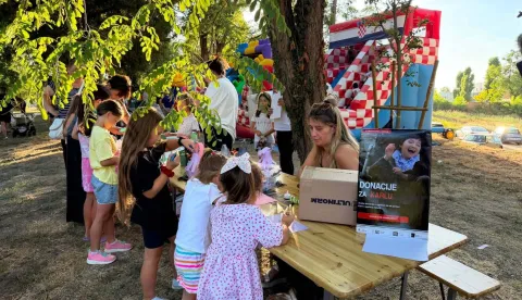 VINKOVCIU vinkovačkom parku Lenije&nbsp;održano je humanitarno druženje "Za Karlu", čiji je cilj bio prikupiti sredstva za nabavu vozila koje je prijeko potrebno Karli Korov, djevojčici koja boluje od cerebralne paralize.KOLOVOZ 2026.