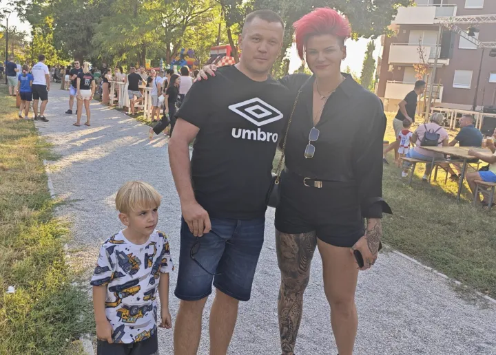 VINKOVCIU vinkovačkom parku Lenije&nbsp;održano je humanitarno druženje "Za Karlu", čiji je cilj bio prikupiti sredstva za nabavu vozila koje je prijeko potrebno Karli Korov, djevojčici koja boluje od cerebralne paralize.KOLOVOZ 2026.